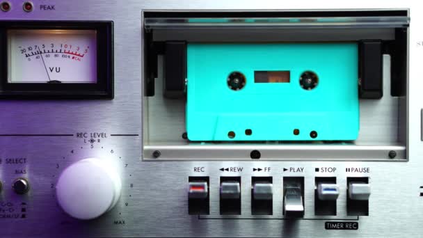 青绿色盒式磁带在旧灰甲板播放器With Vu仪表中的滚动 关闭4K — 图库视频影像