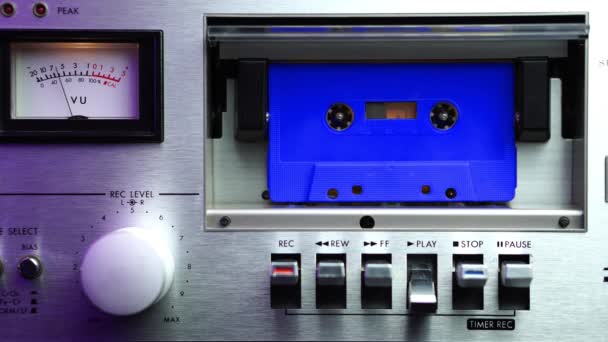 미터와 빈티지 1980 플레이어에서 오디오 카세트 테이프 — 비디오