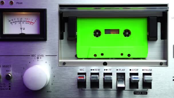 Yeşil Ses Kasedi Eski Vintage Güverte Oynatıcısıyla Metre Ile Kaydediyor — Stok video