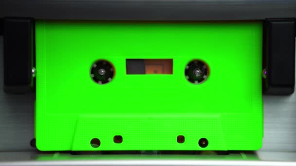 Fita Cassete Áudio Verde Girando Deck Player Close Gravação Áudio — Vídeo de Stock
