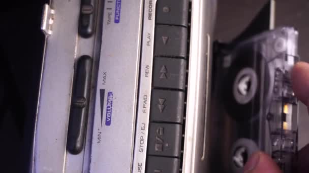 ヴィンテージカセットプレーヤーにオーディオテープを挿入し ボリューム トップビュー クローズアップ — ストック動画