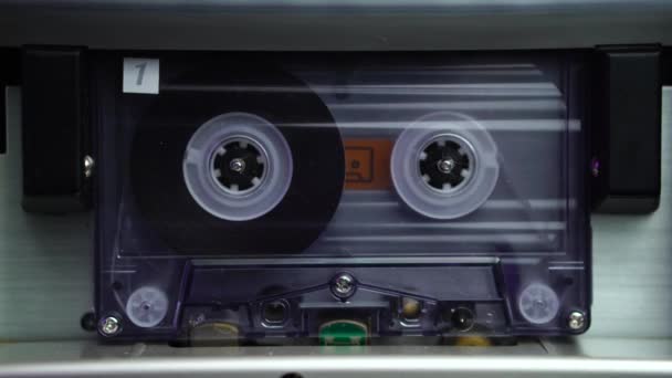 Inserindo Tocando Fita Cassete Áudio Transparente Leitor Convés Vintage Close — Vídeo de Stock