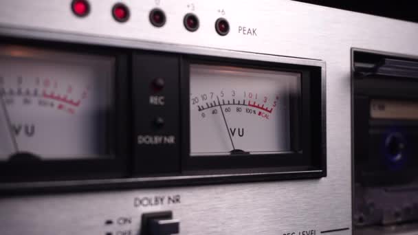 Stereo Metroları Vintage Güverte Oyuncusunda Zirve Seviyesi Kapat — Stok video