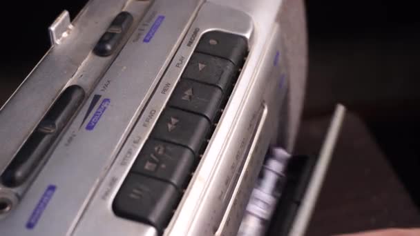 Insertar Cinta Cassette Audio Aumentar Volumen Reproductor Cassette Radio Vintage — Vídeos de Stock