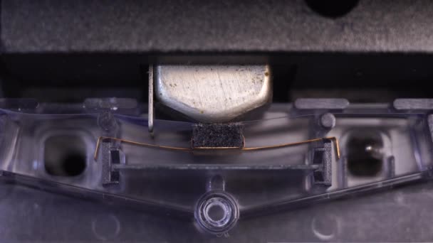 起動からデッキプレーヤーの磁気ヘッドの下のオーディオカセットテープローリング マクロクローズアップ — ストック動画