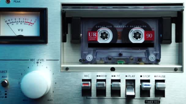 Nastro Audio Vintage Cassetta Rotolamento Nel Vecchio Lettore Ponte Grigio — Video Stock