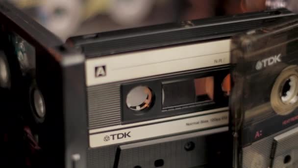 さまざまなブランドとタイプのオーディオカセットテープの回転を閉じます ヴィンテージサウンドと音楽アナログレコーディングメディア 主に1980年代に使用 フルフレーム — ストック動画