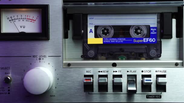 Fita Cassete Com Gravação Áudio Rolando Antigo Leitor Plataforma Cinza Filmagem De Stock Royalty-Free