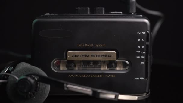 Reproductor Cinta Casete Audio Portátil Con Auriculares Cinta Rodante Primer — Vídeos de Stock