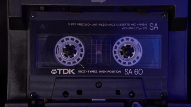 ヴィンテージ80Sプレーヤーのオーディオカセットテープ再生 静的なクローズアップ4K — ストック動画