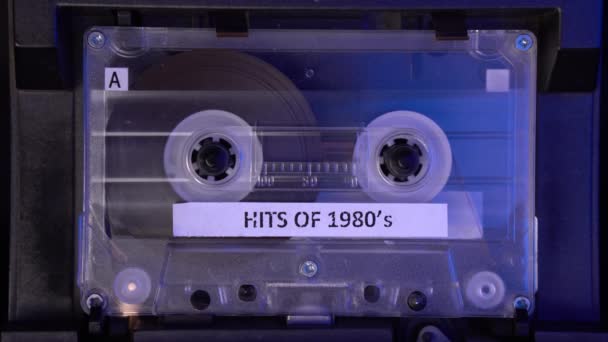 Hits 1980S Audio Cassette Tape Rolling Start Dans Vintage Deck — Video