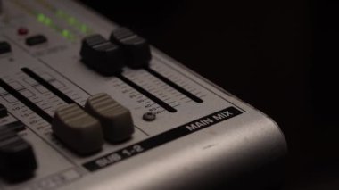 Stereo Karıştırıcı Konsoluna Ses Ses ve Ana Karışımı Alınıyor, 4k Kapat