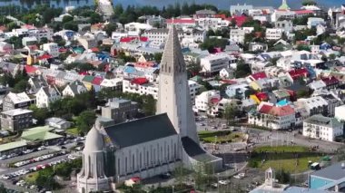 Güneşli bir günde Hallgrimskirkja Katolik Kilisesi ve Reykjavik, İzlanda şehir merkezi