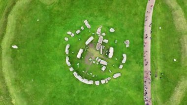 Stonehenge İngiltere, Tarih Öncesi Gökyüzü Görünümü, Yüksek Açı Drone Atışı 60fps 4k