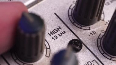 Analog Karıştırma Konsolunda Yüksek Frekans Ses Artırılıyor, Makro Kapatma 4k