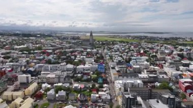 Reykjavik, İzlanda, Binalar ve Hallgrimskirkja Kilisesi 'nin hava görüntüsü, İHA 60fps 4k