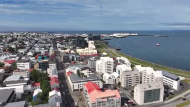 Reykjavik İzlanda Şehri, Rıhtım Binaları, Liman ve Sahil Trafiği 40fps 'in İHA Çekimi