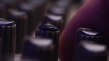 Ses Frekansını Analog Karıştırıcı Konsolunda Düzeltme ve Eşitleme, Makro Kapatma 4k