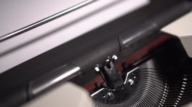 Vintage Daktiloya Boş Beyaz Kağıt Ekleniyor, 4K Kapat