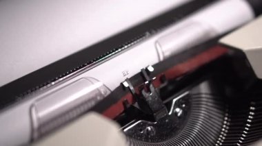 Bölüm 2, Klasik Daktiloda Daktilo, Başlangıç Betiği veya Senaryo, Kapat 4k