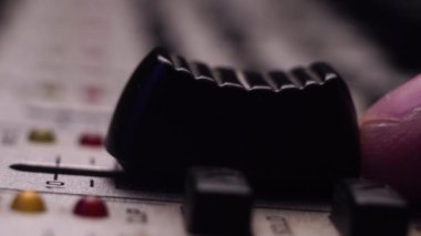 Kanal Faders 'ı Karıştırma Konsolunda Yükseltiyorum, Makro Kapatma 4K