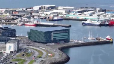 Reykjavik, İzlanda. Harpa Konser Salonu ve Şehir Limanı 'nın Hava Görüntüsü, İHA Çekimi