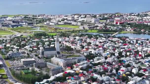 Güneşli Yaz Gününde Reykjavik Zlanda Kilise Binaların Hava Görüntüsü 60Fps Video Klip