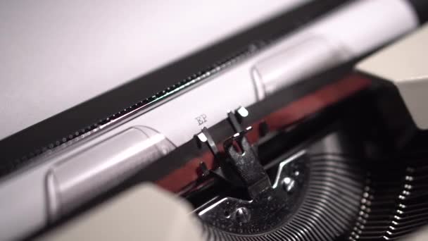 Aflevering Typing White Paper Vintage Typemachine Close — Stockvideo