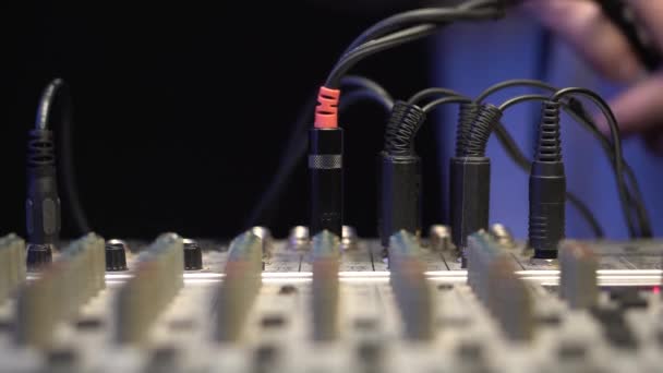 Ses Kabloları Karıştırıcı Konsoluna Pucu Kolu Xlr Bağlantılarına Bağlanıyor Kapat — Stok video