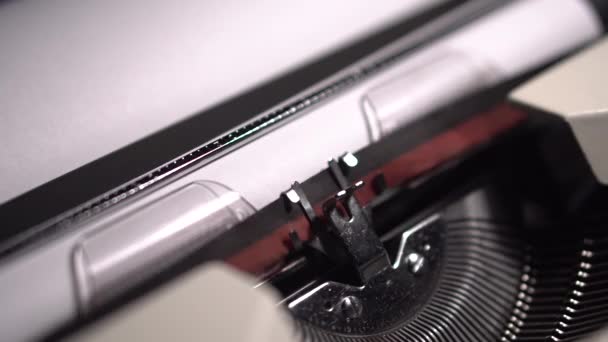 Aflevering Typing White Paper Vintage Typemachine Schrijfschrift Close — Stockvideo