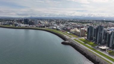 Reykjavik, İzlanda, Sahil Trafiği, Rıhtım 4k 'taki Modern Konut Binaları İnsansız Hava Aracı Çekimi