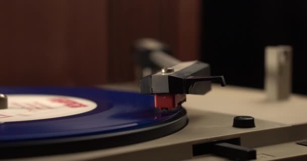 Vintage Gramophone Needle Spining Blue Vinyl Record Κοντινό Πλάνο — Αρχείο Βίντεο