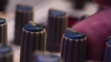 Ses Frekansını Karıştırma Konsolunda Ayarlanıyor, Kazanç Değiştirme, Makro Kapatma 4k