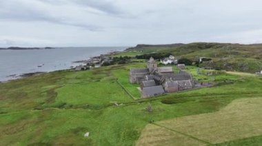 Iona Adası, İskoçya, İngiltere, Abbey ve Nunnery binasının insansız hava aracı görüntüsü