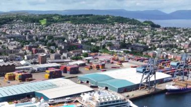 Hava Görüntüleme, Greenock Limanı, İskoçya Sunny Day, Cityscape, Kargo Terminali, Vinçler ve Nakliye Konteynırları, Drone Shot