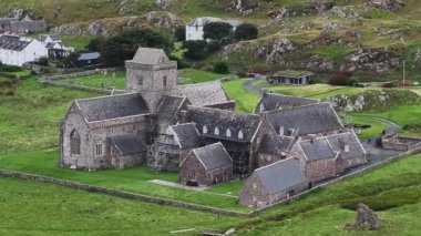 Iona, İskoçya İngiltere. Iona Manastırı ve Nunnery 'nin Havadan Görünümü, Tarihi İnşaat ve Turist Çekimi