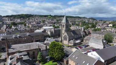 Greenock İskoçya 'nın üzerinde uçan martı kuşlarının insansız hava aracı vuruşu, Eski Kilise ve binalar, Sunny Day 60fps 4K