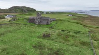Iona Abbey ve Nunnery, İskoç Adasının Eski Tarihi Binası, İHA Hava Görüntüsü 60fps 4K