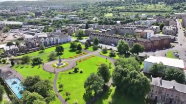 Greenock, İskoçya 'daki Wellpark' ın hava görüntüsü. Cenotaph Anıt ve Binaları Sunny Day 60fps