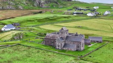 Iona, İskoçya İngiltere. Iona Abbey ve Nunnery 'nin hava görüntüsü, Antik Manastır ve Yeşil Manastır Müzesi, İHA 60fps