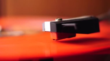 Red Long Play Vinil Plak Dönüşü Gramofon Başlığı ve İğnesi Altında, 4K Kapat