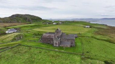 Iona Abbey ve Nunnery, İskoçya 'nın Ortaçağ Binası ve Landmark' ı, Drone Aerial View 4k