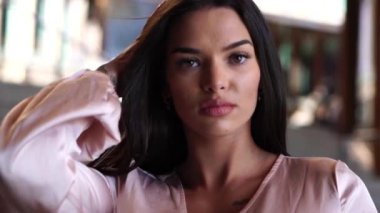 Güzel Esmer Kadın 'ın Portresi Saçlara Dokunuyor ve Kameraya Bakıyor, Yavaş Hareket