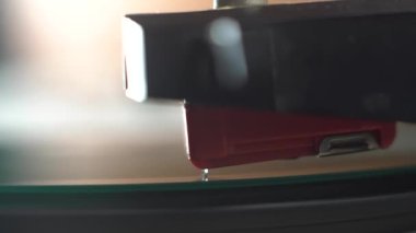 Yeşil Vinil Plakta Kristal Gramofon Şırıngası, Makro Yakın çekim 4k