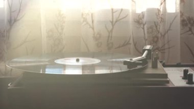 Klasik Gramofon Sunny Room Ambience 4k 'de Vinil Plak Çalıyor