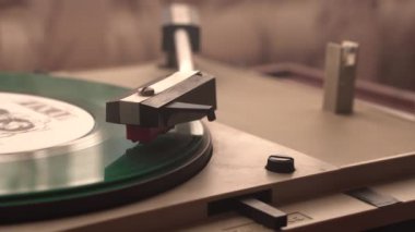 1970 'lerde Dönen Gramofon Turntable ve Puro İçme, Ev Ortamı Üzerine Yeşil Vinil Plağı, Kapatma 4K