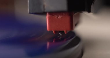 Blue Spinning Vinil Record 'da Crystal Needle of Vintage Gramofon, Makro Close Up
