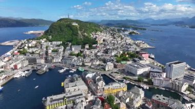 Alesund, Norveç. Güneşli Yaz Gününde Şehir Binaları, Harbor ve Manzara Adaları Havadan Görünümü