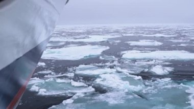 Buz Denizi 'nde Kırık Buz Parçaları Arasında Tekne Yayı, Yavaş Hareket 4k