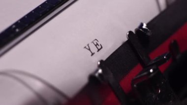 Yıl 1941, Vintage Daktilo ile Beyaz Kağıt, Makro Yakın 4k